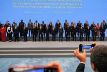 16.jul.2026 - Signatários, incluindo o Ministro das Relações Exteriores da China, Wang Yi, posam para fotos com o Secretário-Geral da ONU, António Guterres, após a cerimônia de assinatura do Acordo para o Estabelecimento da Organização Mundial de Cooperação em Inteligência Artificial, antes da Conferência Mundial de IA em Xangai, China