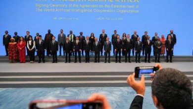 16.jul.2026 - Signatários, incluindo o Ministro das Relações Exteriores da China, Wang Yi, posam para fotos com o Secretário-Geral da ONU, António Guterres, após a cerimônia de assinatura do Acordo para o Estabelecimento da Organização Mundial de Cooperação em Inteligência Artificial, antes da Conferência Mundial de IA em Xangai, China