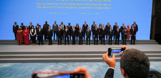 16.jul.2026 - Signatários, incluindo o Ministro das Relações Exteriores da China, Wang Yi, posam para fotos com o Secretário-Geral da ONU, António Guterres, após a cerimônia de assinatura do Acordo para o Estabelecimento da Organização Mundial de Cooperação em Inteligência Artificial, antes da Conferência Mundial de IA em Xangai, China