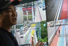 24.jun.2026 - Kim Jun-young, chefe do Centro de Controle Integrado de CFTV da Ponte Hangang, apresentando as câmeras de vigilância com inteligência artificial