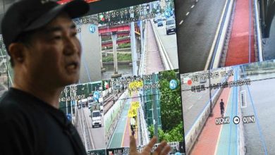 24.jun.2026 - Kim Jun-young, chefe do Centro de Controle Integrado de CFTV da Ponte Hangang, apresentando as câmeras de vigilância com inteligência artificial