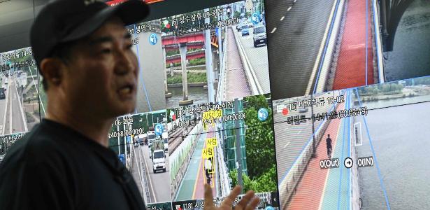24.jun.2026 - Kim Jun-young, chefe do Centro de Controle Integrado de CFTV da Ponte Hangang, apresentando as câmeras de vigilância com inteligência artificial