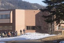 Escola Secundária de Tumbler Ridge, no Canadá, local onde ocorreu um ataque a tiros matou oito pessoas