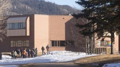 Escola Secundária de Tumbler Ridge, no Canadá, local onde ocorreu um ataque a tiros matou oito pessoas