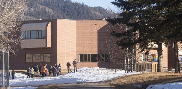 Escola Secundária de Tumbler Ridge, no Canadá, local onde ocorreu um ataque a tiros matou oito pessoas