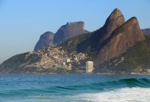 É #FAKE que foto de cadeiras voando e pessoas correndo em Ipanema mostre vendaval no Rio; cena foi criada com IA