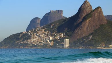 É #FAKE que foto de cadeiras voando e pessoas correndo em Ipanema mostre vendaval no Rio; cena foi criada com IA