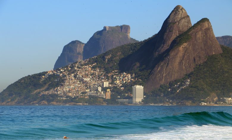 É #FAKE que foto de cadeiras voando e pessoas correndo em Ipanema mostre vendaval no Rio; cena foi criada com IA