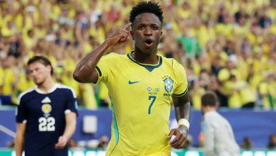 É #FAKE que telejornal noticiou que juiz de Brasil x Escócia foi suspenso da Copa do Mundo por anular gol de Vini Jr.; cena foi criada com IA