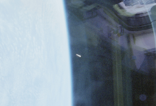 Foto tirada durante a missão STS-80 da Nasa, realizada no final de 1996; o registro mostra um óvni em órbita baixa da Terra que parece girar em torno do próprio eixo