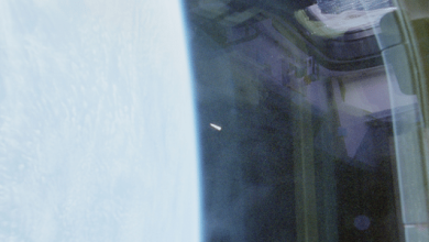 Foto tirada durante a missão STS-80 da Nasa, realizada no final de 1996; o registro mostra um óvni em órbita baixa da Terra que parece girar em torno do próprio eixo