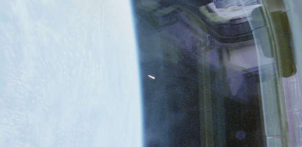 Foto tirada durante a missão STS-80 da Nasa, realizada no final de 1996; o registro mostra um óvni em órbita baixa da Terra que parece girar em torno do próprio eixo