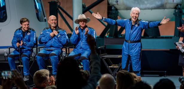 Da esquerda para a direita: Oliver Daemen, Mark Bezos, Jeff Bezos e Wally Funk