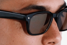 Homem usando óculos inteligentes Meta Glass; repare que no lado direito dos óculos há uma luz acesa; ela indica que a câmera está funcionando
