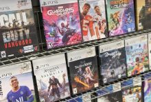 Capas de jogos do PS5 dispostos em loja em Manhattan, em Nova York (EUA)