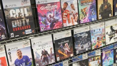 Capas de jogos do PS5 dispostos em loja em Manhattan, em Nova York (EUA)