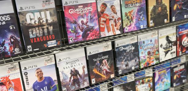 Capas de jogos do PS5 dispostos em loja em Manhattan, em Nova York (EUA)