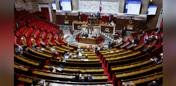 21.jul.26 - Debate antes da votação do relatório da comissão mista (CMP) sobre o projeto de lei que visa proibir o acesso de crianças menores de 15 anos às redes sociais, na Assembleia Nacional em Paris, França
