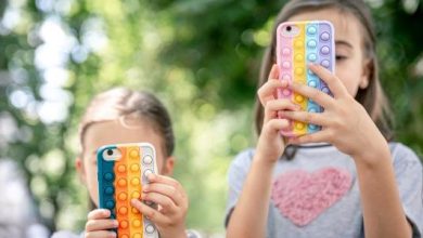 Entre 2024 e 2025, a parcela de crianças entre 10 e 13 anos que possuíam celular para uso pessoal caiu de 56,7% para 55,2%, segundo o IBGE