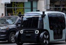 Robotáxi da Zoox, empresa da Amazon, operando em ruas do centro de Austin, no Texas (EUA)