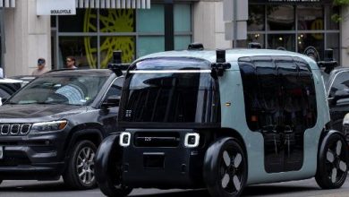 Robotáxi da Zoox, empresa da Amazon, operando em ruas do centro de Austin, no Texas (EUA)