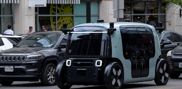 Robotáxi da Zoox, empresa da Amazon, operando em ruas do centro de Austin, no Texas (EUA)