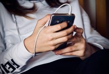 'Dinheiro fácil': Como grupos armados estão usando Facebook e TikTok para recrutar menores na Colômbia