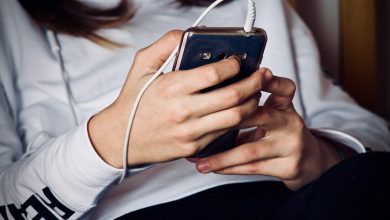 'Dinheiro fácil': Como grupos armados estão usando Facebook e TikTok para recrutar menores na Colômbia