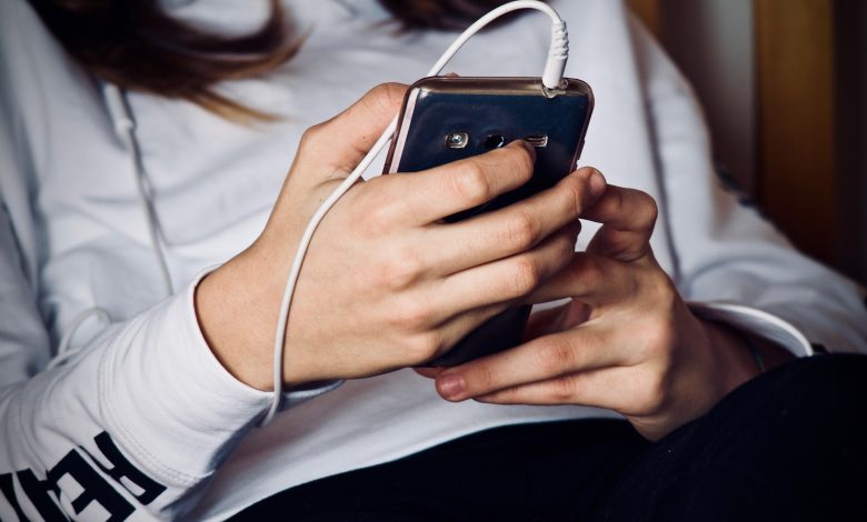 'Dinheiro fácil': Como grupos armados estão usando Facebook e TikTok para recrutar menores na Colômbia