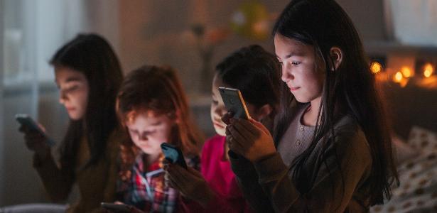 Redes sociais devem explicar canais usados para receber denúncias de infrações contra menores