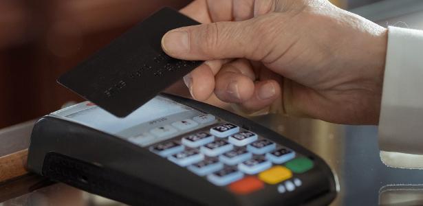 Para se prevenir, corte o cartão de crédito antes de descartá-lo