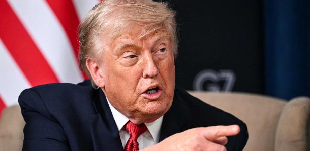 17.jun.2026 - Presidente dos EUA, Donald Trump, gesticula durante reunião do G7 realizada em Evian, na França