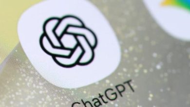 Ícone do ChatGPT, o chatbot da OpenAI, em tela de smartphone