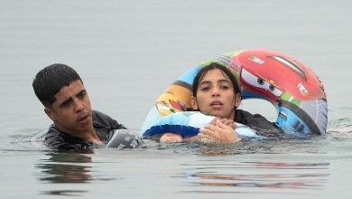 31.jul.2026 - Imigrantes nadam para entrar no enclave espanhol de Ceuta, no norte da África
