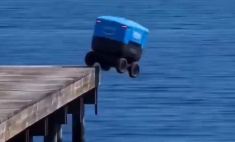 É #FAKE vídeo de robô de entregas da Amazon se jogando no mar