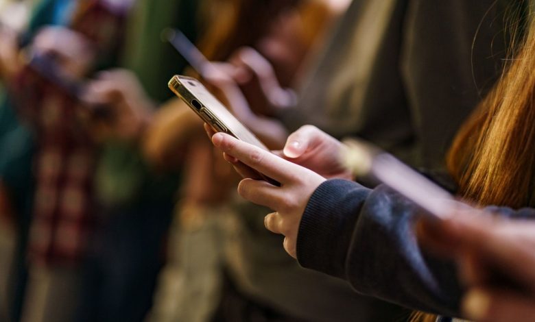 França suspende lei que bania redes sociais para menores