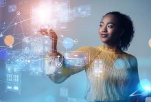 Mulher usando tecnologias digitais; ser humano; mulher; máquina; inteligência artificial; ia; robô