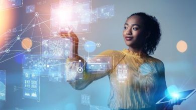 Mulher usando tecnologias digitais; ser humano; mulher; máquina; inteligência artificial; ia; robô