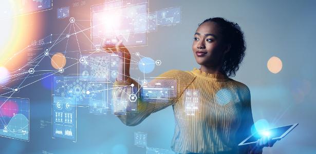 Mulher usando tecnologias digitais; ser humano; mulher; máquina; inteligência artificial; ia; robô