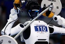 Robô perde o equilíbrio durante prova de levantamento de peso e avança contra a mesa dos juízes em competição realizada em Pequim