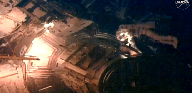 18.ago.26 - A astronauta francesa Sophie Adenot trabalhando durante caminhada espacial do lado de fora da Estação Espacial Internacional (ISS)