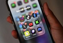 Tela de celular com pasta de ícones de redes sociais: Instagram, TikTok, Facebook, X, YouTube, Kick, Snapachat, Twitch e Discord