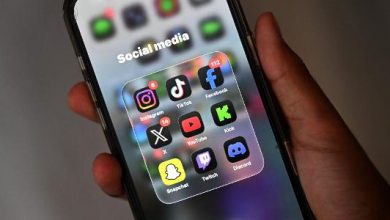 Tela de celular com pasta de ícones de redes sociais: Instagram, TikTok, Facebook, X, YouTube, Kick, Snapachat, Twitch e Discord
