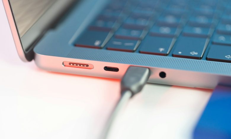 Bateria do notebook: deixar na tomada o dia todo faz mal?