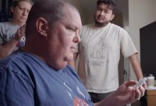 Homem diagnosticado com ELA volta a falar usando chip cerebral