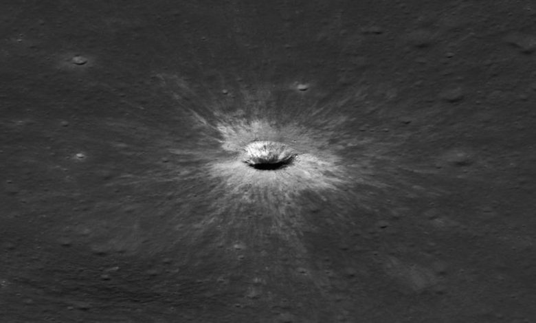 NASA encontra nova cratera na Lua após impacto raro
