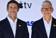 27.jul.2026 - John Ternus ao lado de Tim Cook, ex-CEO da Apple