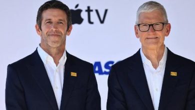 27.jul.2026 - John Ternus ao lado de Tim Cook, ex-CEO da Apple