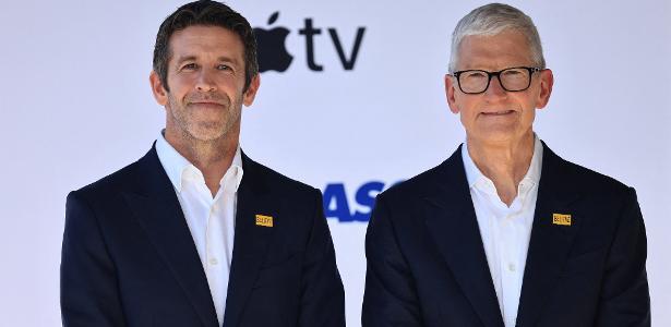 27.jul.2026 - John Ternus ao lado de Tim Cook, ex-CEO da Apple