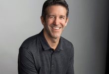Quem é o novo CEO da Apple? John Ternus fez 1ª apresentação como chefe da empresa em evento de lançamento dos novos iPhones